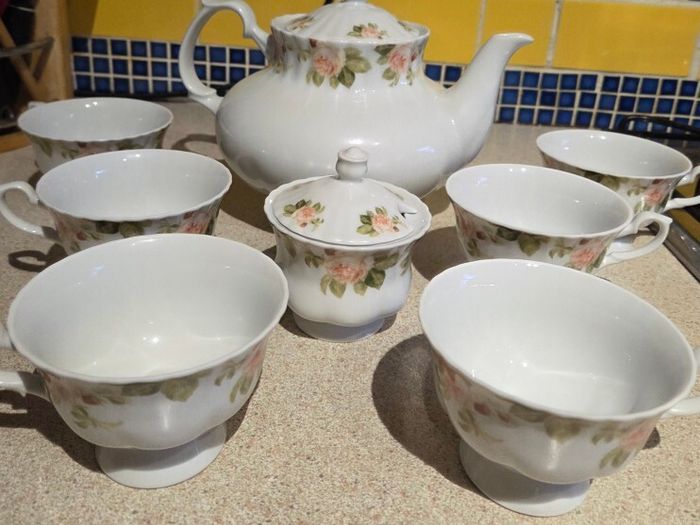 Tea pot with 6 cups and sugar bowl