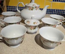 Tea pot with 6 cups and sugar bowl