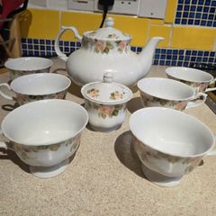 Tea pot with 6 cups and sugar bowl
