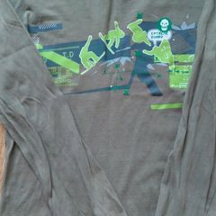 Sale E1  Grey Top. Age 6-7