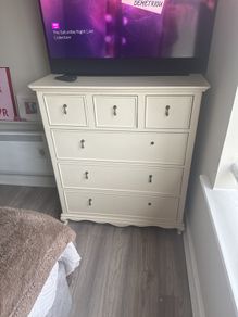 chest of drawers