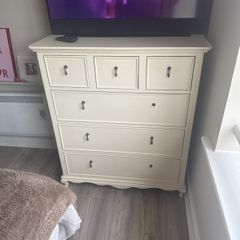 chest of drawers