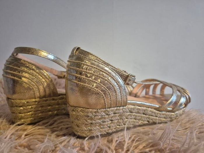 NEXT_Occasion Kids Wedge Sandals in Gold, size 3
