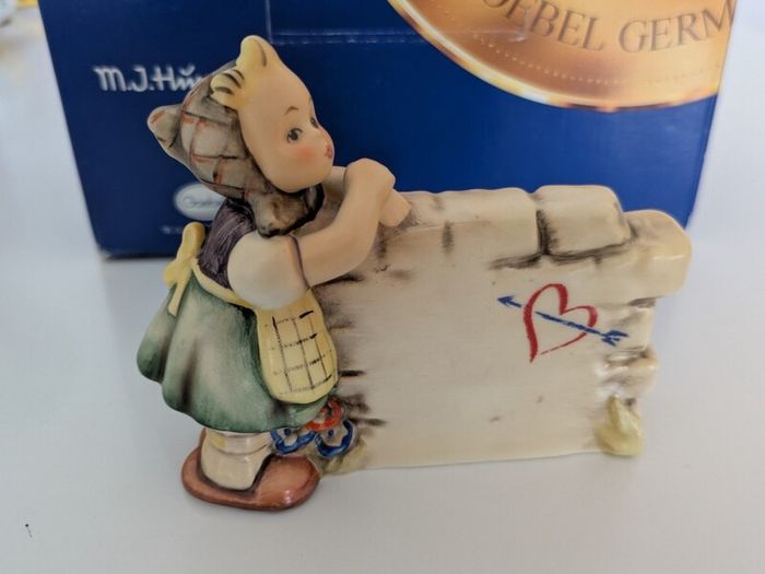 Hummel #827 - Daydreamer (Mint condition)