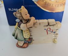 Hummel #827 - Daydreamer (Mint condition)