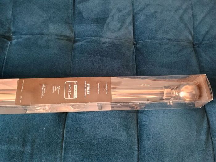 White metal chrome eylet curtain pole extendable