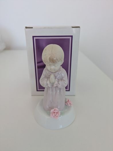 Praying girl figurine