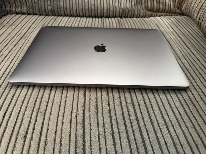 Apple MacBook Pro 15" i7 2.7GHz Touch Bar A1707 (EMC 3072) Late 2016 16GB RAM / 512GB Flash Drive / Dual GPU / Pristine condition