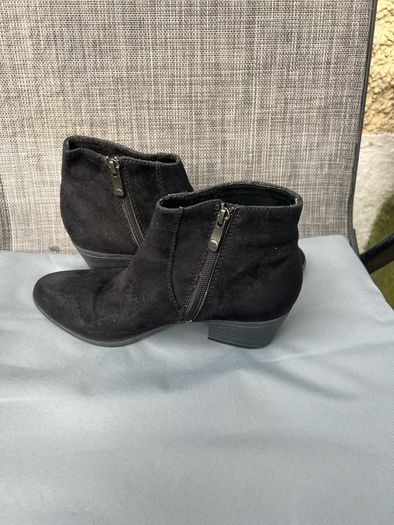 Ladies boots size 4 like new