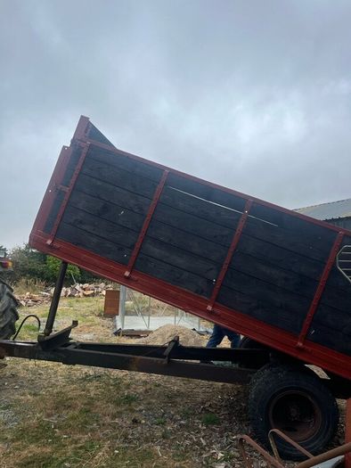 Tipping trailer 127