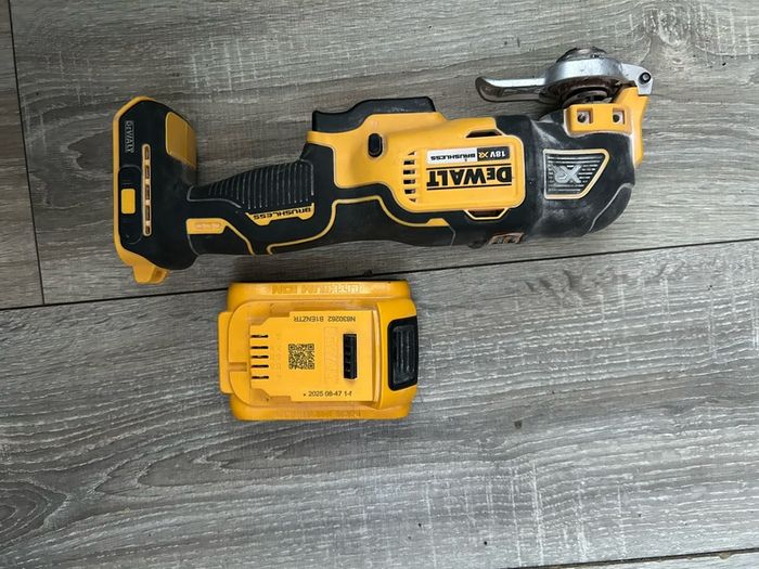 DEWALT 18V XR brushless cordless oscillating multi-tool