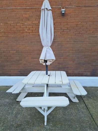 Picnic bench