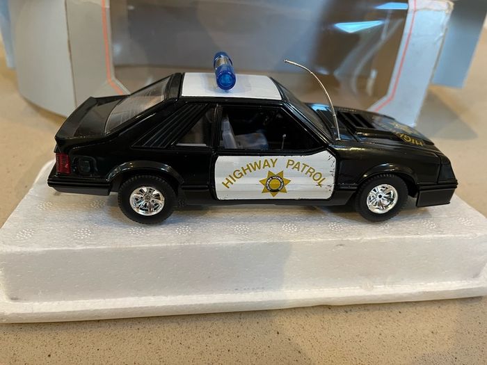 Ford Mustang Police 1/24 Ford Dealer Burago