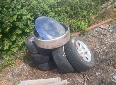 5 Jeep wheels + wheel cover