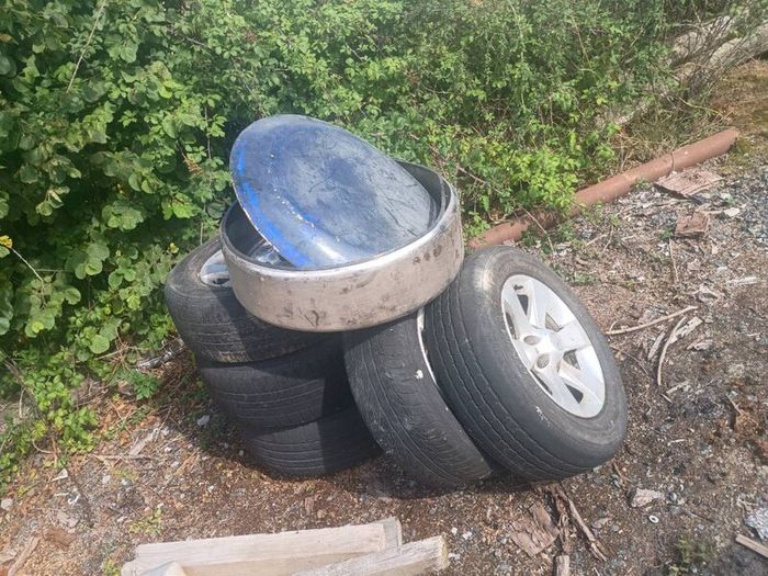 5 Jeep wheels + wheel cover