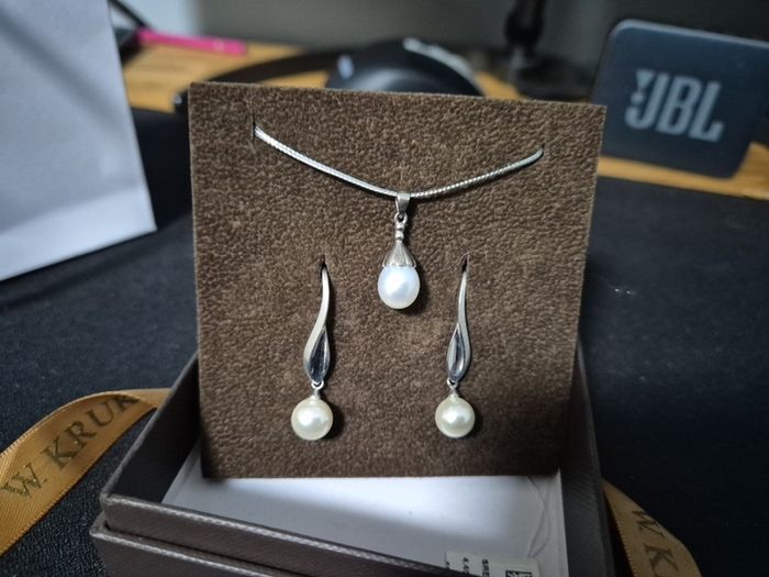 Silver pedant and earrings with pearl