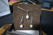 Silver pedant and earrings with pearl