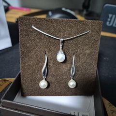 Silver pedant and earrings with pearl