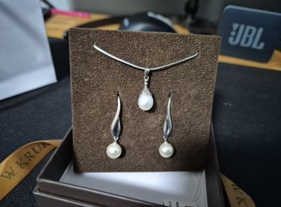 Silver pedant and earrings with pearl