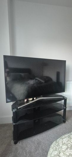 Samsung 50" FHD TV + tempered glass TV stand