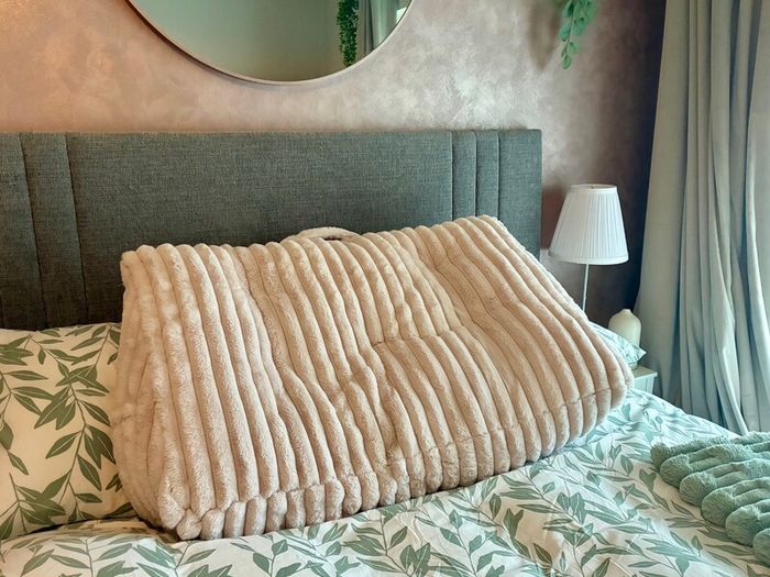 Wedge cushion (pale pink faux fur)