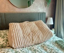 Wedge cushion (pale pink faux fur)