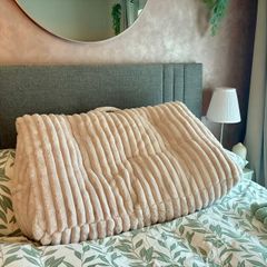 Wedge cushion (pale pink faux fur)