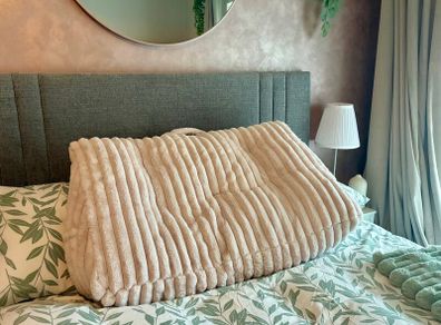 Wedge cushion (pale pink faux fur)