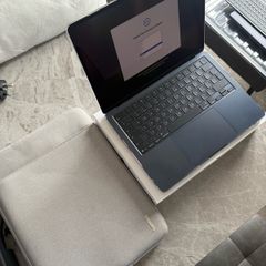 Macbook Air 2025 - 13 Inch - Like New