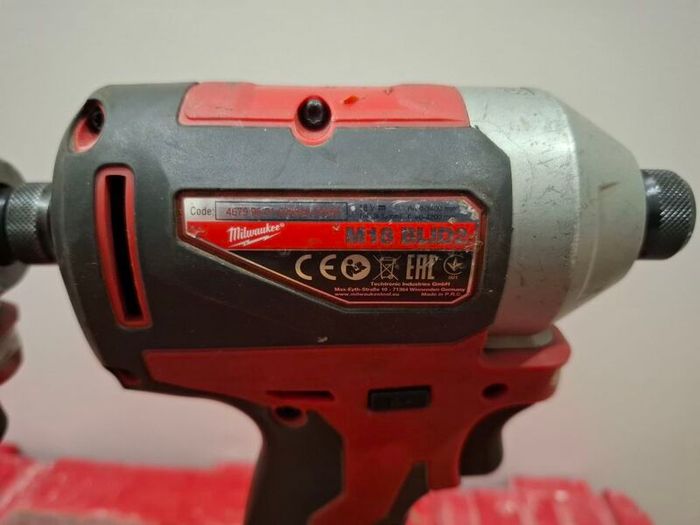 2 Milwaukee impact drivers with batteries