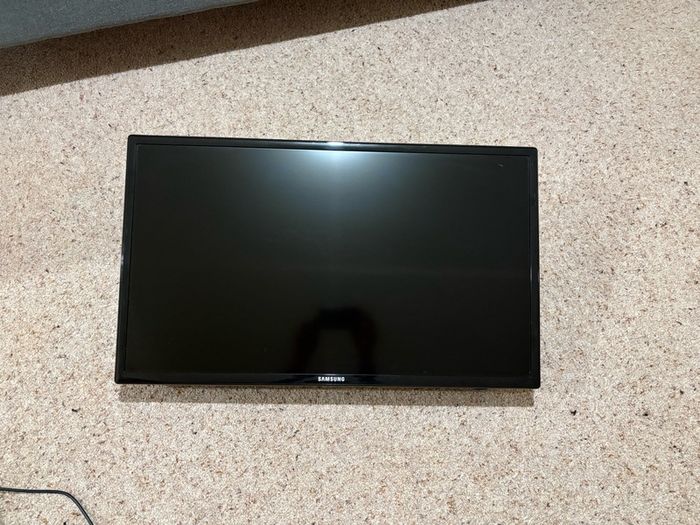 Samsung 32 inch TV with full motion wall mount bracket