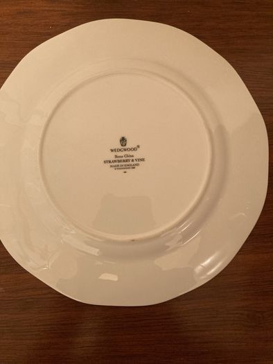 7 Wedgewood "Strawberry & Vine" White Bone China 22cm Lunch/Salad/Breakfast Plates 22cm.