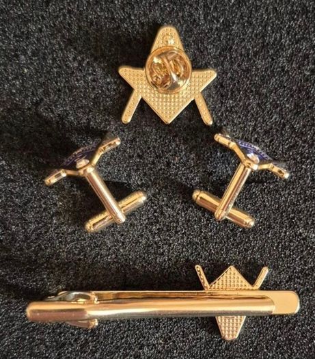 Masonic set, tie pin, lapel badge and cufflinks.