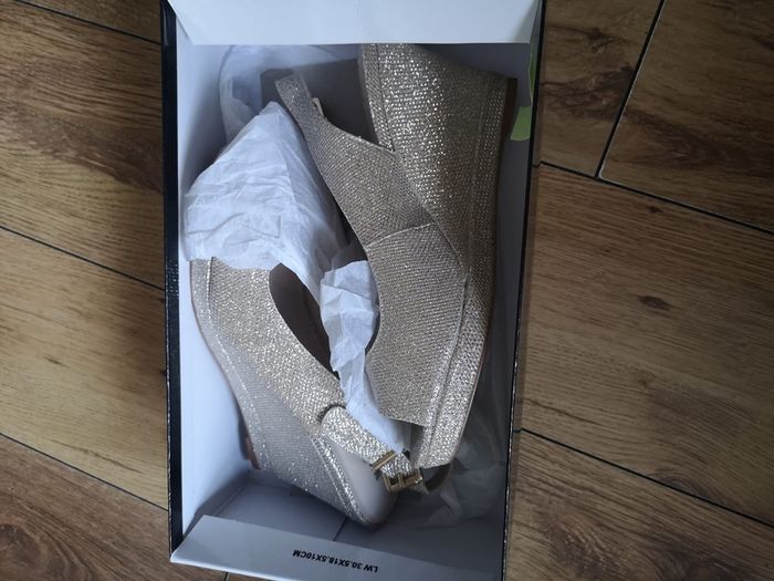 Nine West gold ladies shoe. Size 6/39. Never worn. Original box and packaging.