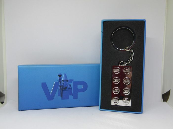 Lego Exclusive VIP Metal Brick Chrome Sliver Keychain Limited Edition Rare Hard To Find