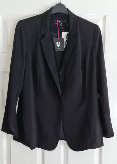 PLUS SIZE (20) Black Lace Detail Collar Blazer. New