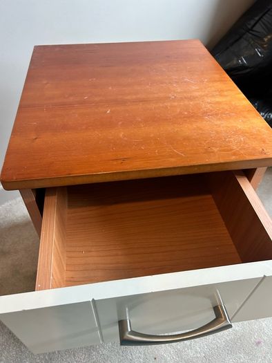 2 bedside lockers
