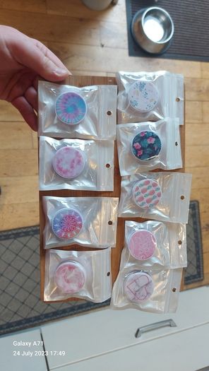 Pop Sockets Free Post