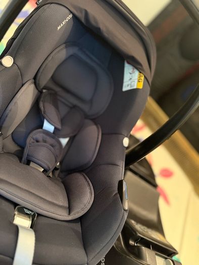 Maxi-Cosi CabrioFix Car Seat + ISOFIX Base Set