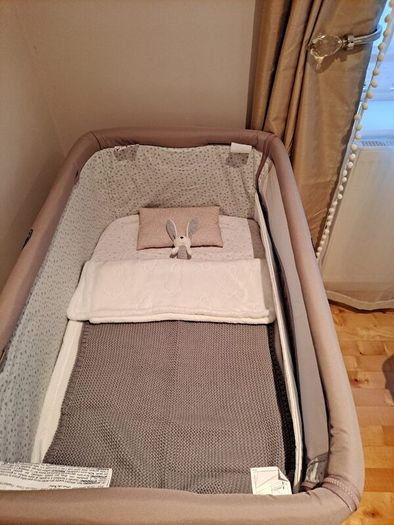 Chicco Next2Me Cot incl Mattess protector and sheets