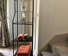Bathroom shelving unit