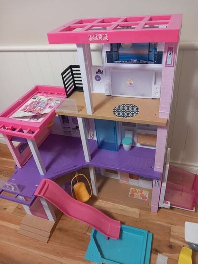 Barbie house & accessories