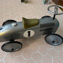 Car kids ride-on