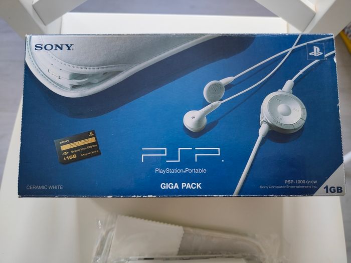 PSP1000 Ceramic White Giga Pack Japan, 2005 Near Mint, Boxed, Complete Set