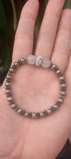 Vintage jewelry is sold individually for 5 to 10 euros