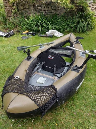 Outcast Commander Fishing boat