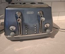 Delonghi metallic toaster