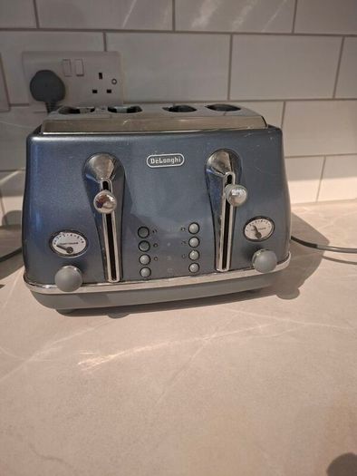 Delonghi metallic toaster