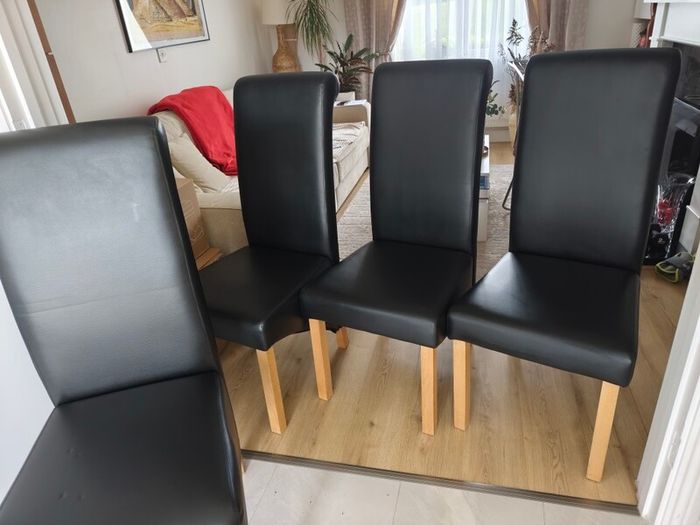 4 high dinning chairs in very good condition