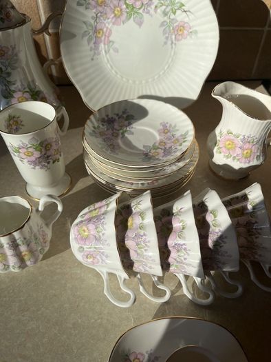 Vintage Royal Tara 21 piece set Irish Blossom in Mint condition